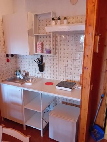 A kitchen or kitchenette at Monolocale campo d'altura