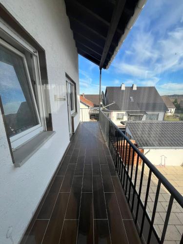 - Balcón con vistas a una casa en Ferienwohnung in Bad Honnef en Bad Honnef am Rhein