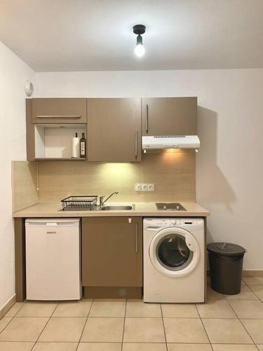 une cuisine avec un lave-linge et un lave-vaisselle dans l'établissement Charmant T2 calme proche frontière Suisse, à Saint-Julien-en-Genevois