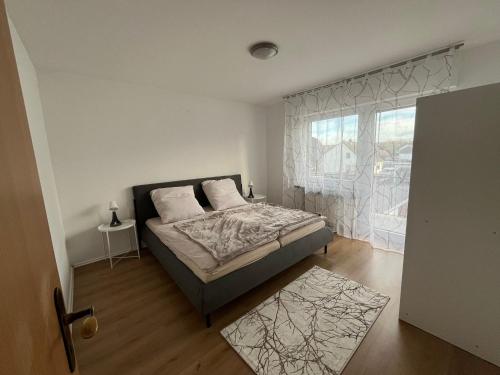 1 dormitorio con cama y ventana en Ferienwohnung in Bad Honnef en Bad Honnef am Rhein