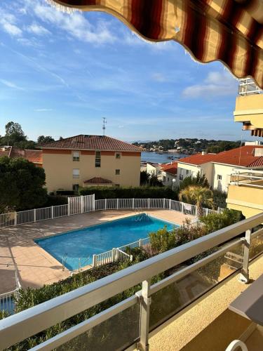- une vue sur la piscine depuis le balcon d'une maison dans l'établissement LA BLUETTE - Appartement T2 - PLAGE de PEGUIERE - ST RAPHAËL, à Saint-Raphaël
