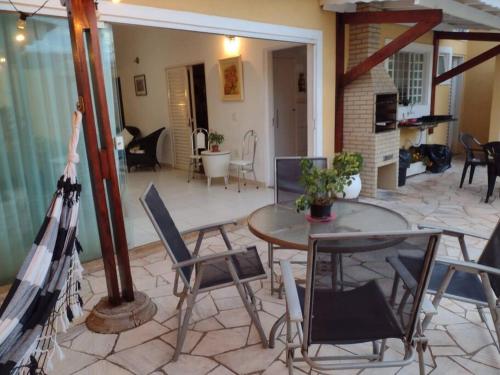 een woonkamer met een tafel en stoelen bij Casa em Ribeirão Preto Agrishow e Eventos in Ribeirão Preto