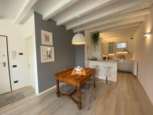 Una cocina con una mesa de madera en una habitación. en Soranza Suite, en Castelfranco Veneto