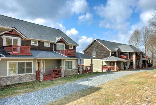 una fila de casas en un camino de grava en Sunset Summit Modern Mountain Retreat with Stunning Views, close to skiing and hiking en Swiss