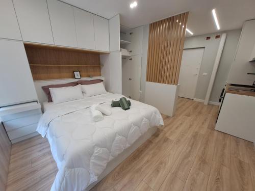 Comfy Studio in Tirana房間的床
