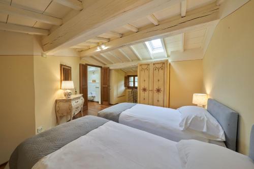 Un pat sau paturi într-o cameră la M&M Holiday House Umbrian Modern House with Swimming Pool