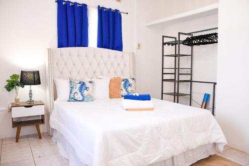 斯卡伯勒的住宿－The ARC，一间卧室配有白色的床和蓝色窗帘