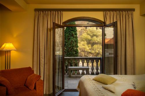 - une chambre avec un lit et une grande fenêtre dans l'établissement Tufenkian Avan Dzoraget Hotel, à Dzoraget