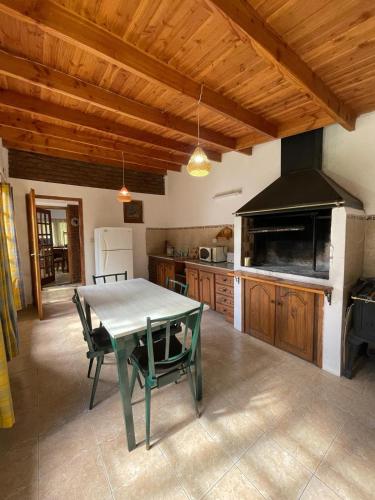 cocina con mesa y fogones en Casa para descansar en San Carlos de Bariloche