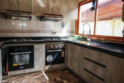Kuchyň nebo kuchyňský kout v ubytování Hostal Maitahue