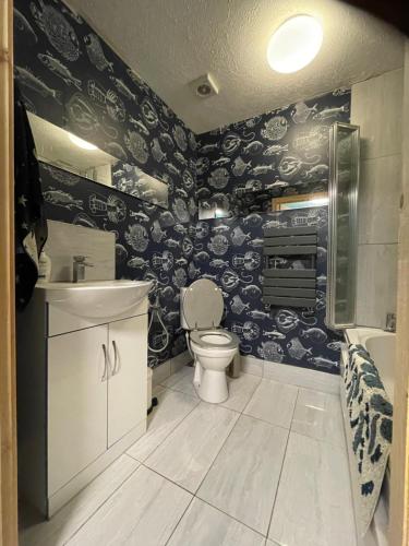 łazienka z toaletą i umywalką w obiekcie Barwell Manor - WFH Suite w mieście Leicester