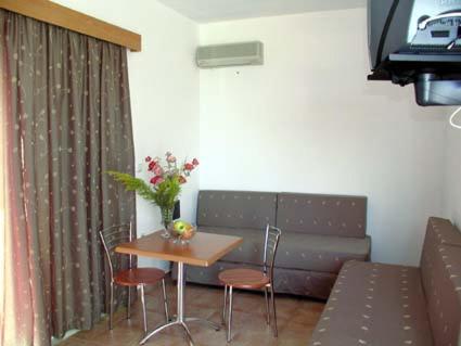 Lakis Apartments