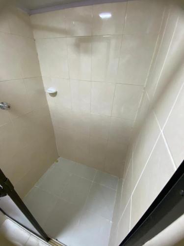 a shower stall with a white tiled ceiling at Cabaña rural con piscina in Manizales