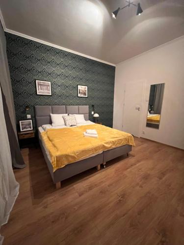 1 dormitorio con 1 cama con manta amarilla en Apart Och, en Varsovia