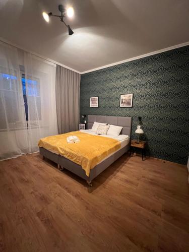 1 dormitorio con cama y pared verde en Apart Och, en Varsovia