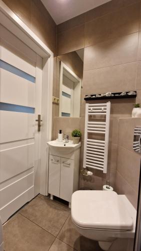 La salle de bains est pourvue de toilettes et d'un lavabo. dans l'établissement Underground Cave Apartment, à Wieliczka