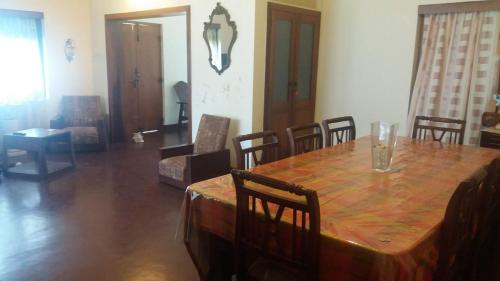 een eetkamer met een houten tafel en stoelen bij Lavania Villa in Attidiya