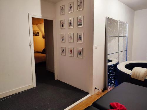Ένα ή περισσότερα κρεβάτια σε δωμάτιο στο Chambre spacieuse privée avec Jaccuzi