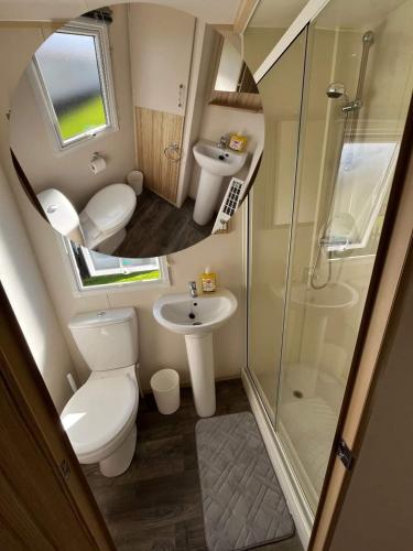 a bathroom with a toilet and a sink and a shower at Spacious accomodation 134 UNITY BEACH BREAN CENTRALLY LOCATED Sleeps 6 Pet friendly Pets stay free in Brean