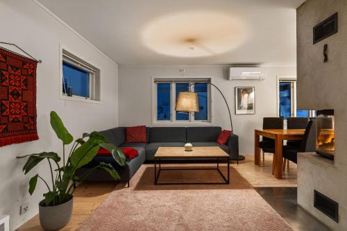 - un salon avec un canapé et une table dans l'établissement Villa Arctica, à Tromsø