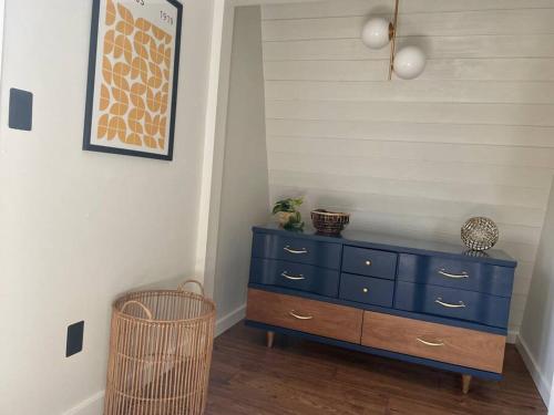 Vestidor azul en una habitación con pared en The Juniper House near Poughkeepsie & New Paltz, en Highland