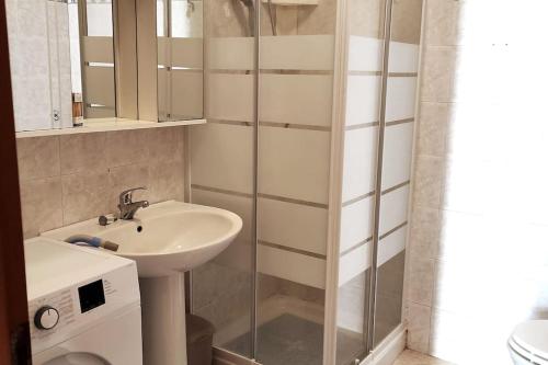 a bathroom with a sink and a shower at Delizioso Villino a San Felice Circeo in San Felice Circeo