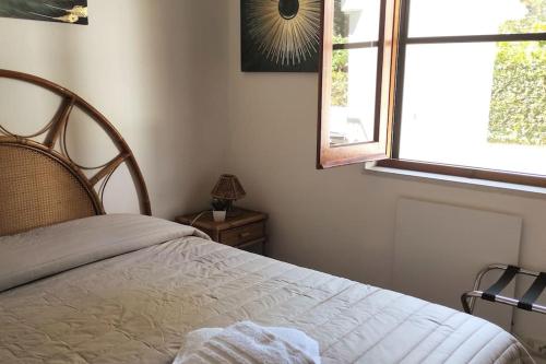 a bedroom with a bed and a window at Confortevole Villino a San Felice Circeo in San Felice Circeo