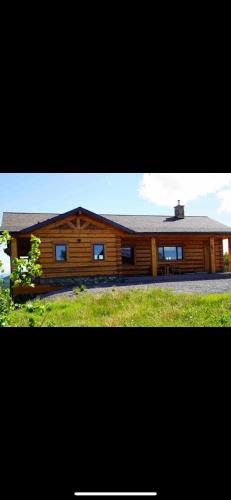 Casa de madera grande con patio grande en Heart West Haven, en Priddis