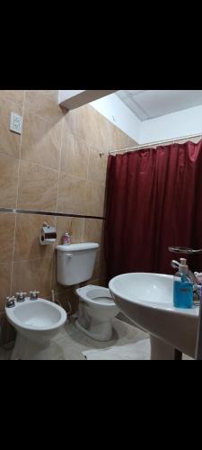 uma casa de banho com um WC, um bidé e um lavatório. em CASA BARBARA em Santa Elena