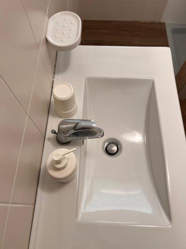 a white sink with a sink at Casa Vacanze Filippa in Balestrate