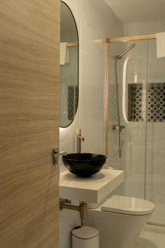 a bathroom with a bowl sink and a toilet at Las Musas, Casa Rural in Hervás