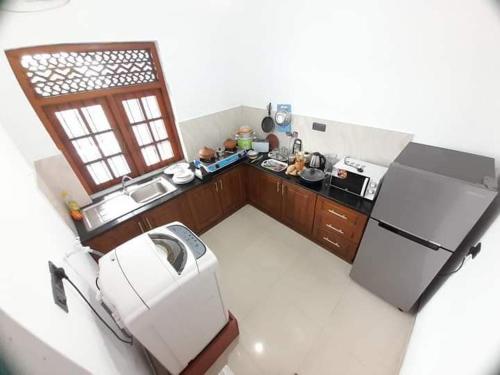 z widokiem na kuchnię z lodówką w obiekcie Jasmine Apartments w Negombo