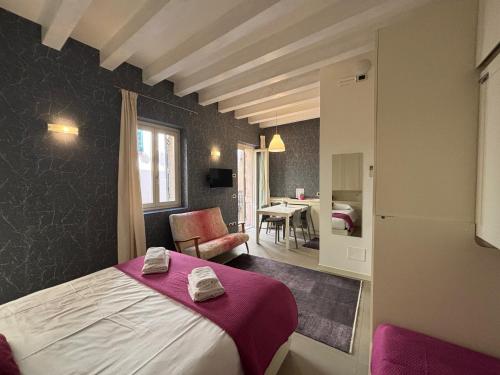 um quarto de hotel com uma cama e uma mesa em Loft 17 Arena em Verona