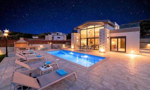 Πισίνα στο ή κοντά στο Moonlights Villas Heated Pool
