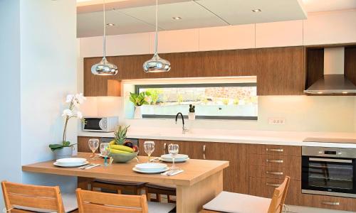 Η κουζίνα ή μικρή κουζίνα στο Moonlights Villas Heated Pool