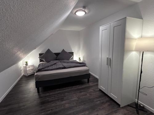 1 dormitorio con 1 cama en la esquina de una habitación en Ferienwohnung Landliebe, en Ihlow