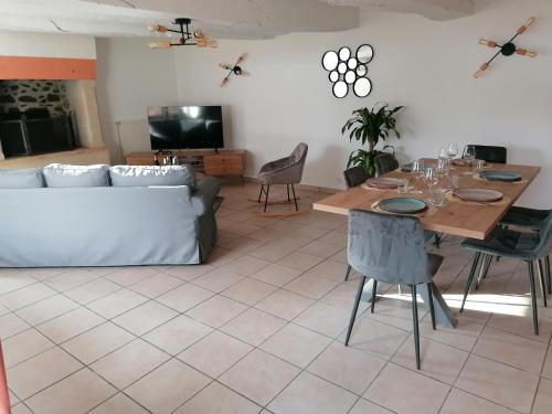 un salon avec une table et un canapé dans l'établissement Les gîtes de l'étang de la Forêt 2, à Brandivy