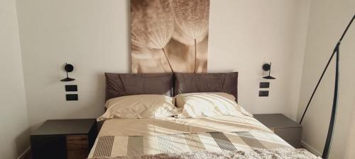 um quarto com uma cama de dossel na parede em Luxury Vibes Boutique Hotel & Spa em Nicolosi