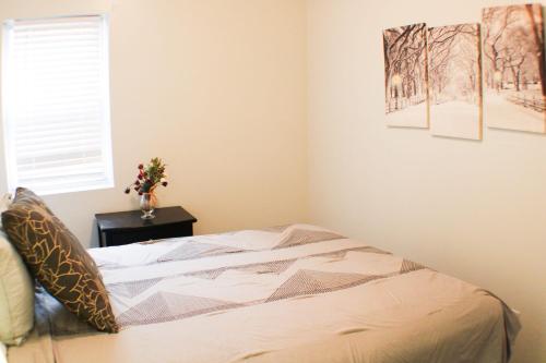 1 dormitorio con 1 cama con mesa y ventana en 2 Bedroom East Carson Street Sanctuary en Pittsburgh