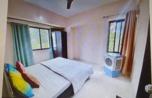 Tempat tidur dalam kamar di Affordable 1 BHK flat with High Speed Wi Fi,Kharadi