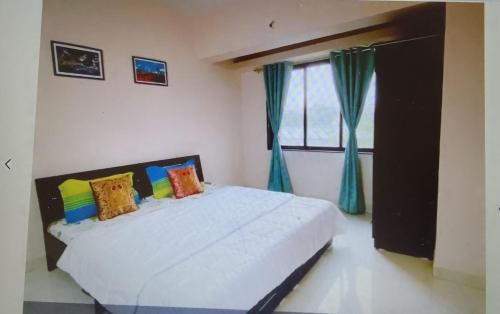 Tempat tidur dalam kamar di Affordable 1 BHK flat with High Speed Wi Fi,Kharadi