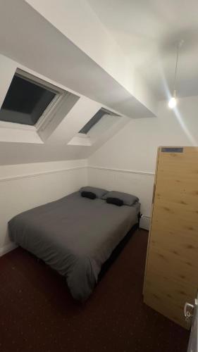 - une chambre avec un lit dans l'établissement Double Room Clontarf House-3, à Dublin