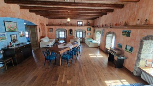 ein großes Wohnzimmer mit einem Tisch und Stühlen in der Unterkunft Mary's Old Mill in Ilirska Bistrica