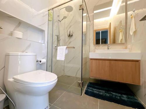 a bathroom with a toilet and a shower and a sink at Anya Pool Villa Pattaya in Ban Huai Yai