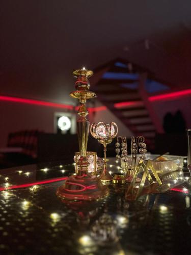 a table with glasses and lights on a table at Sjöutsikt, Röd trästuga med traditionellt yttre Skandinavisk, modernt inre och alla bekvämligheter, Sol hela dagen på stora altanen, Tryggt, Vinterbonat, Fiske, Båt in Skinnskatteberg