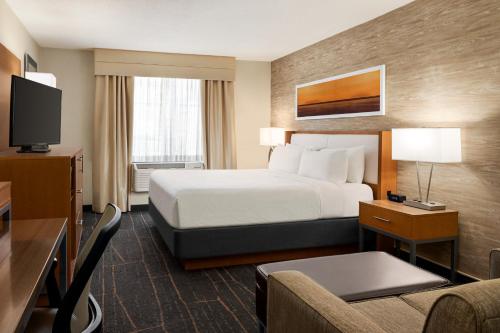 Postel nebo postele na pokoji v ubytování Holiday Inn Saratoga Springs by IHG