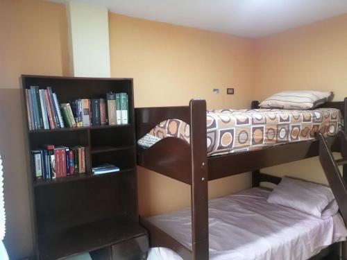 - une chambre avec 2 lits superposés et une étagère dans l'établissement CASA MAMÁ BEA, à Casa Blanca