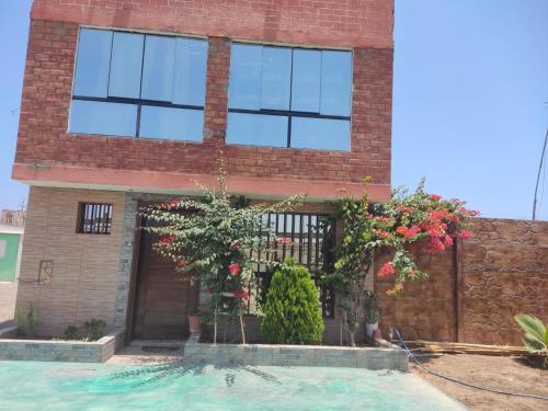 - un bâtiment en briques avec une piscine en face dans l'établissement CASA MAMÁ BEA, à Casa Blanca