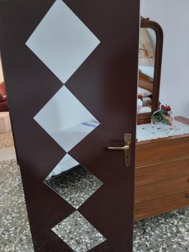 a door with a window in a bedroom at L' Archè in Castellaneta