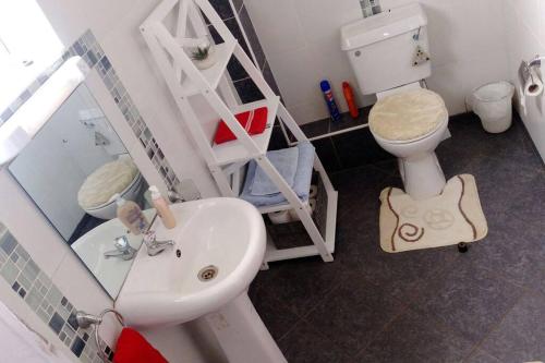 een badkamer met een wit toilet en een wastafel bij Fully furnished 3br, master ensuite penthouse. in Ruaka